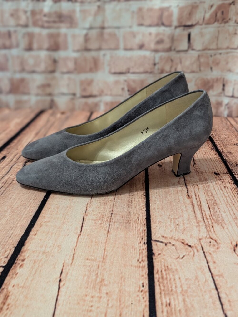Bandolino Classic Gray Suede Mid Heel Pumps - Women 7.5M